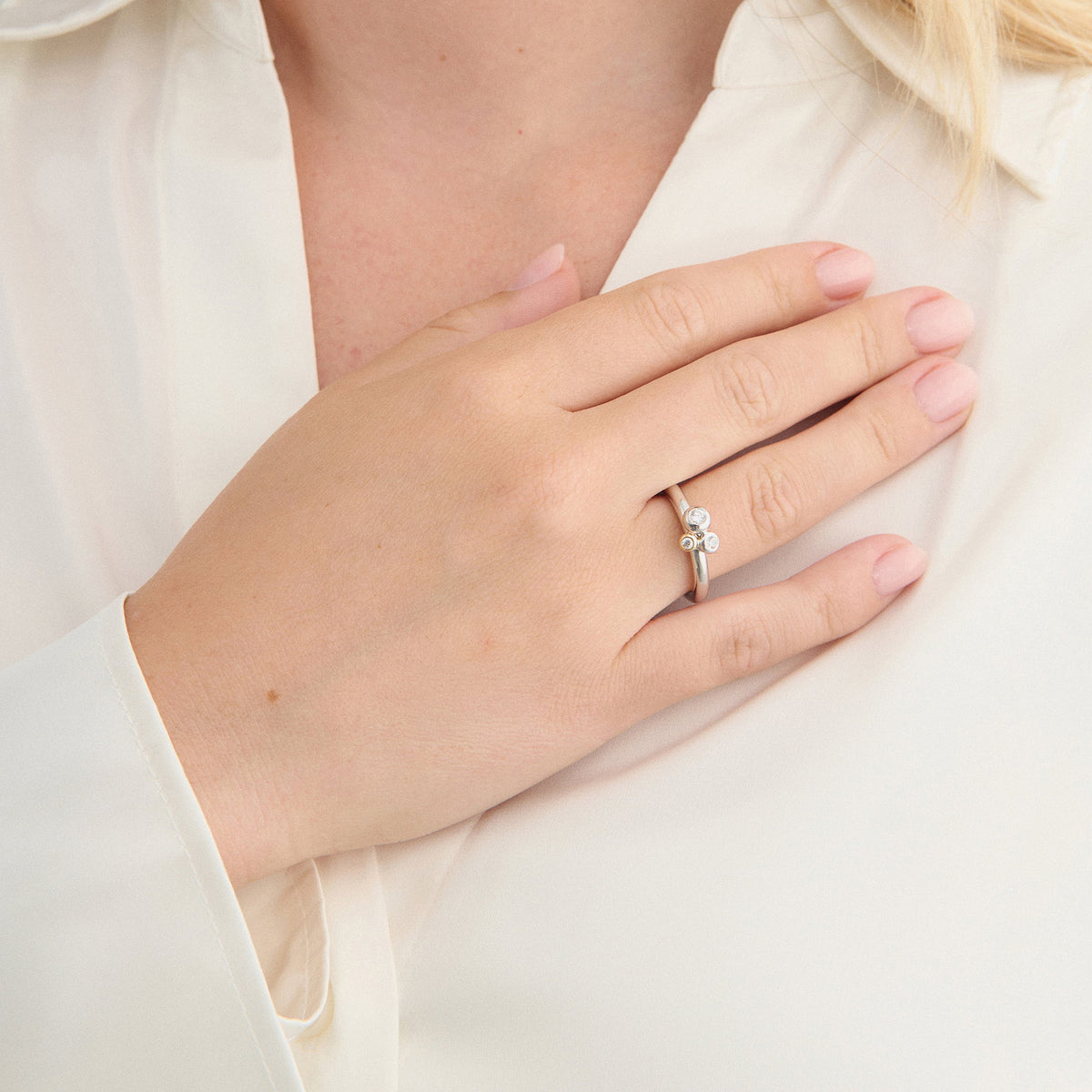 Mads Z ring "Nola" med 8 karat guld og zirkonia